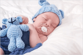 Un bébé endormi avec sa sucette. | Shutterstock Un bébé endormi avec sa sucette. | Shutterstock