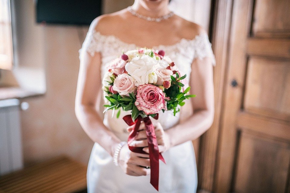 Une mariée au bouquet de fleurs. | Image : Pixabay