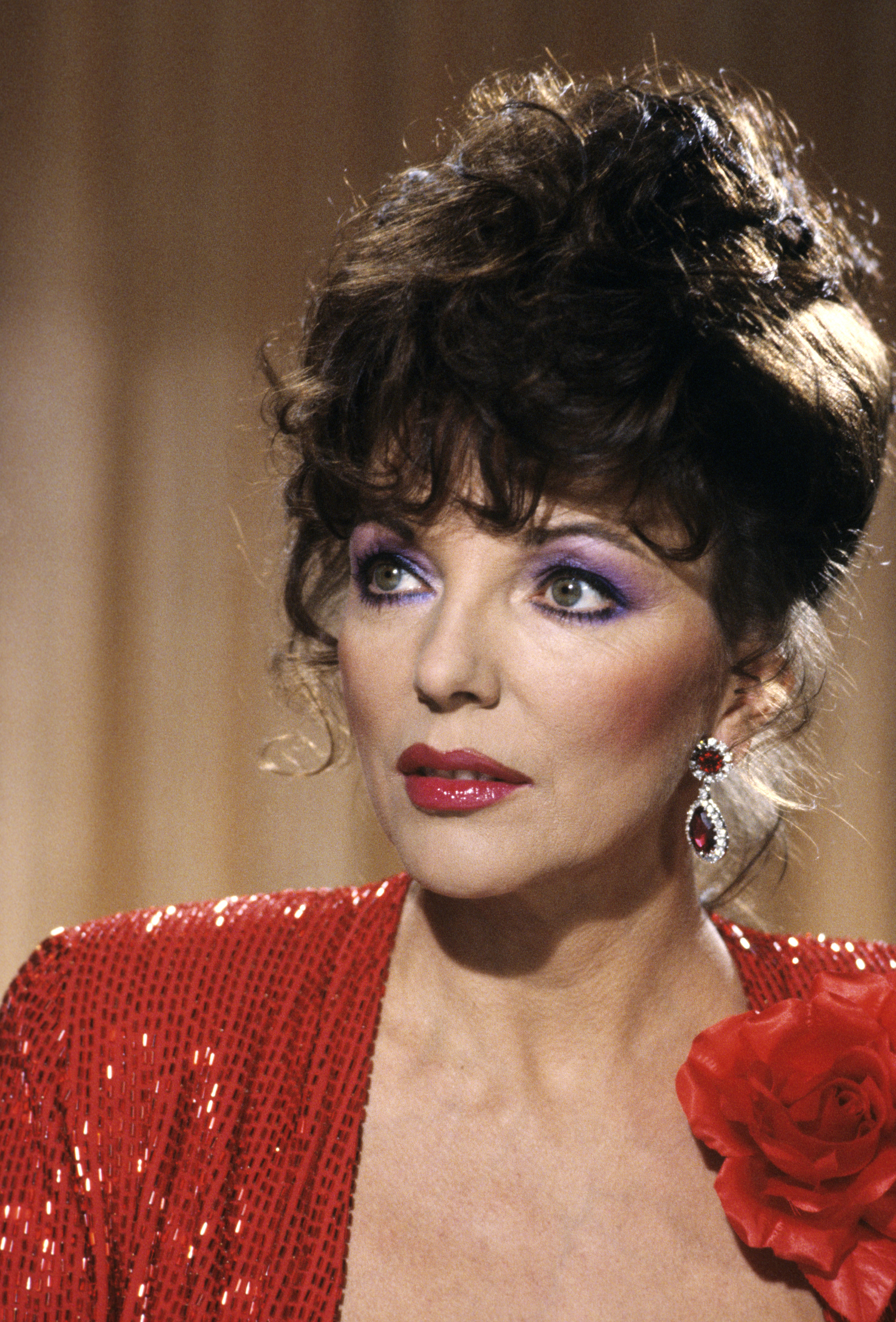Joan Collins on the set of "Dynasty" circa 1980. | Source: Getty Images