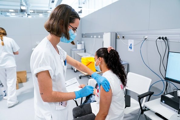 Une infirmière injecte un vaccin à un patien. |Photo : Getty Images