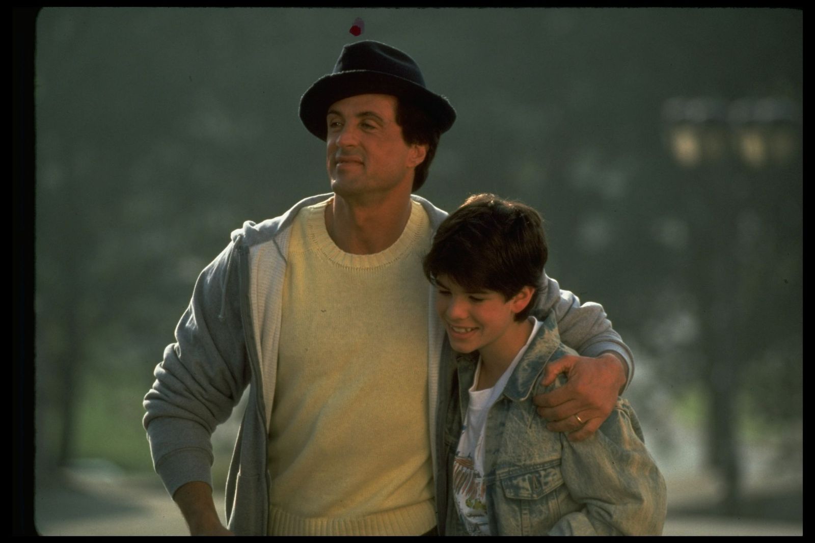 L'acteur Sylvester Stallone avec son bras autour de son fils, Sage Stallone, dans une scène du film Rocky V.. | Source : Getty Images