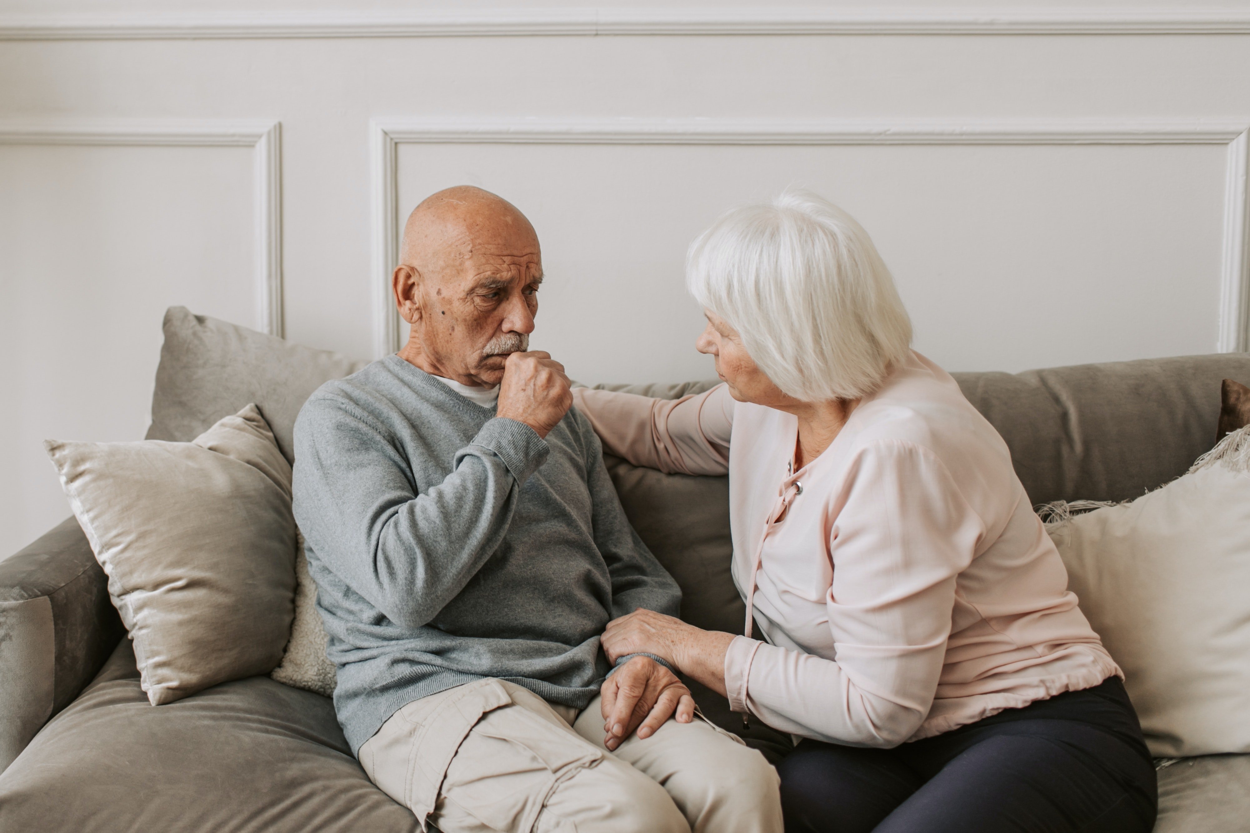 An elderly couple looking worried | Photo: Pexels