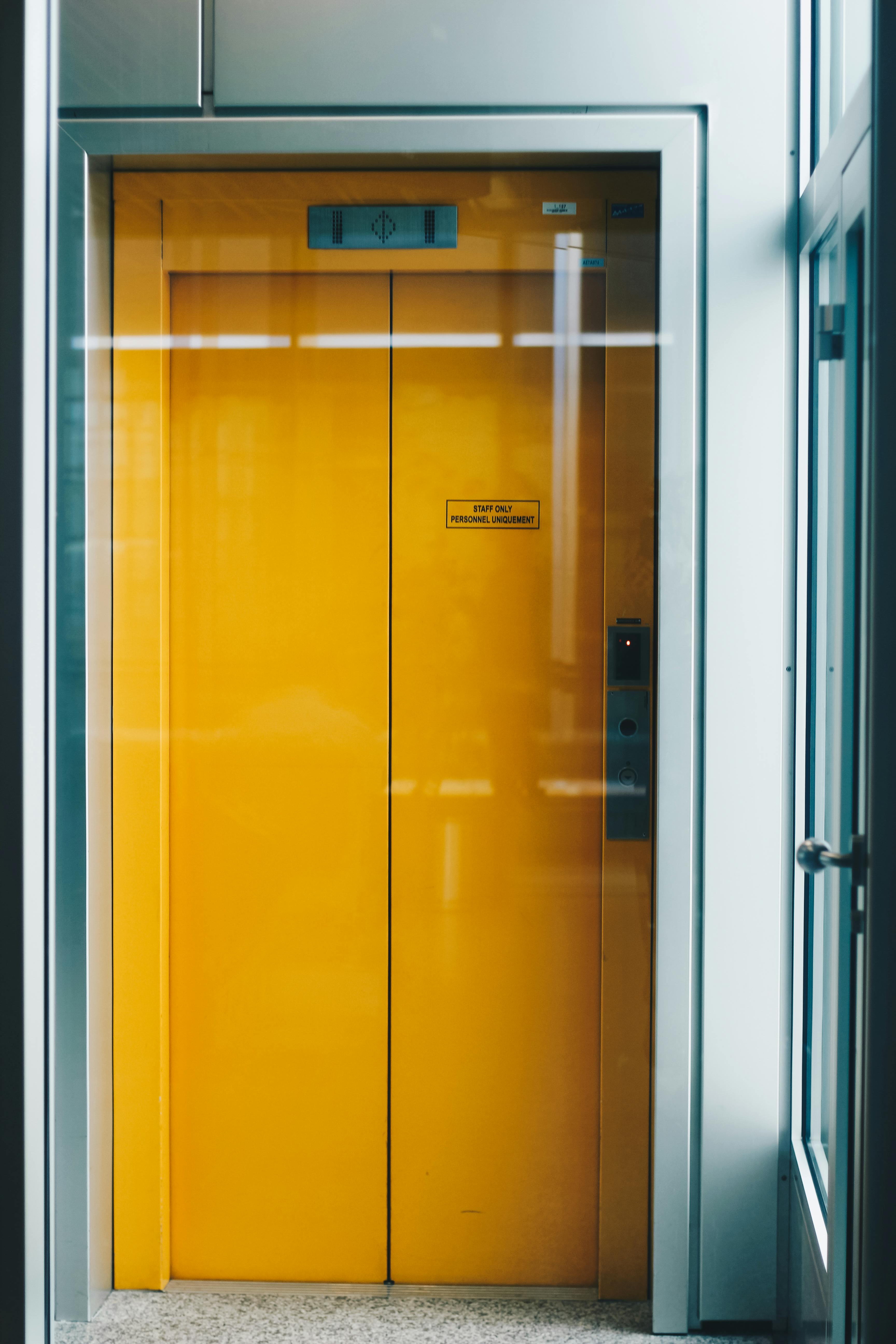 A yellow elevator door | Source: Pexels