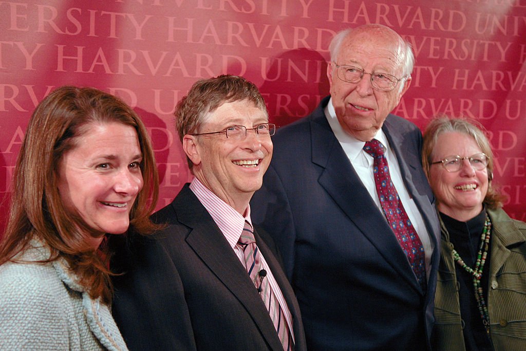 Melinda Gates, Bill Gates, Vorsitzender der Microsoft Corp., William Gates Jr., und Mimi Gates, Vater und Mutter von Bill Gates, treffen sich nach den Eröffnungszeremonien an der Harvard University in Cambridge zu einem Foto. (Foto von Neal Hamberg) | Quelle: Bloomberg über Getty Images)