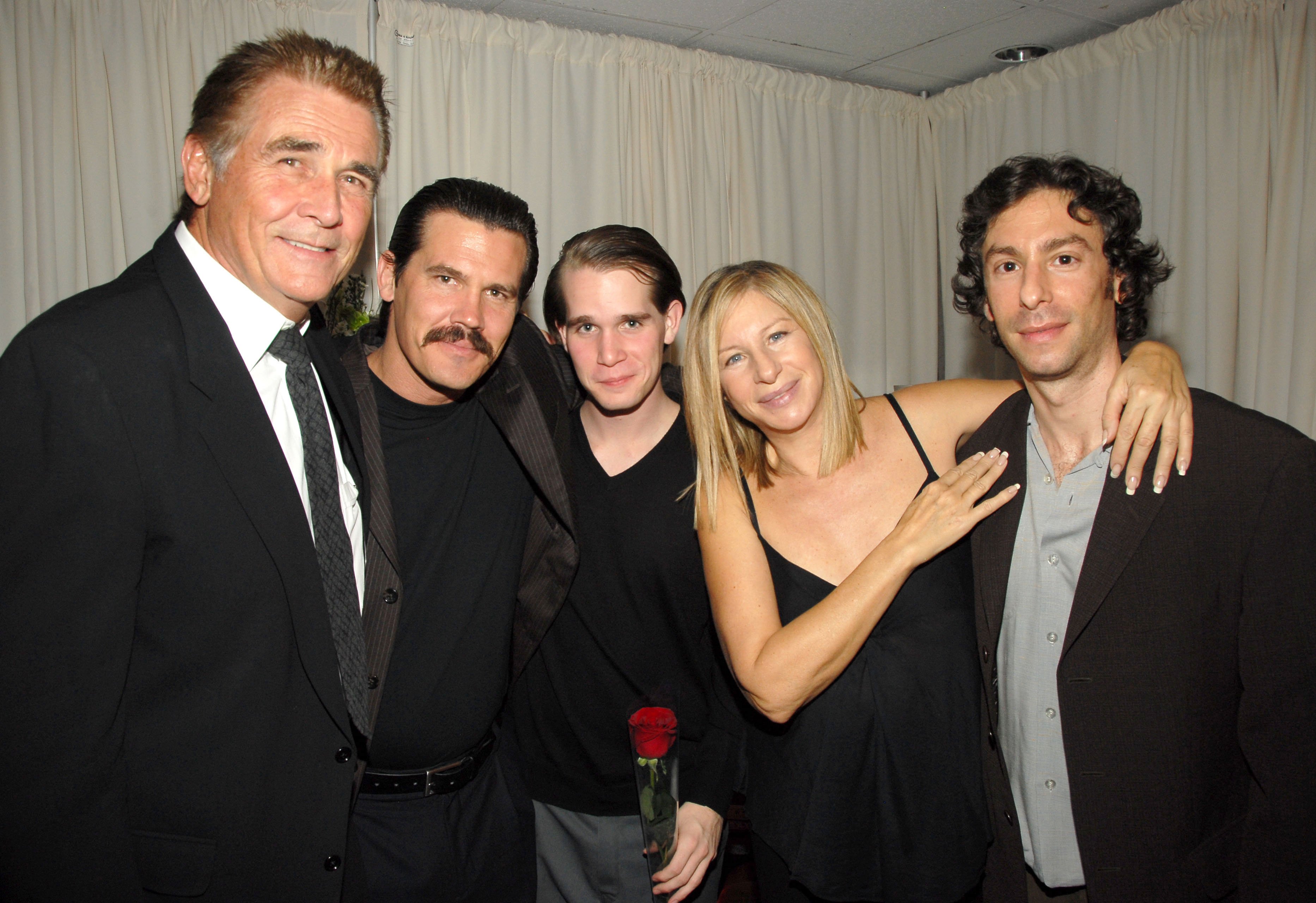(De izquierda a derecha) James Brolin, Josh Brolin (hijo de James Brolin), Trevor Brolin (nieto de James Brolin), Barbra Streisand y su hijo Jason Gould | Foto: Getty Images