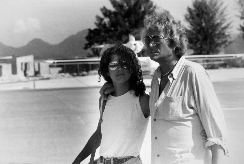 Johnny Hallyday avec sa compagne Babeth Étienne en avril 1981 aux Seychelles. | Photo : Getty Images