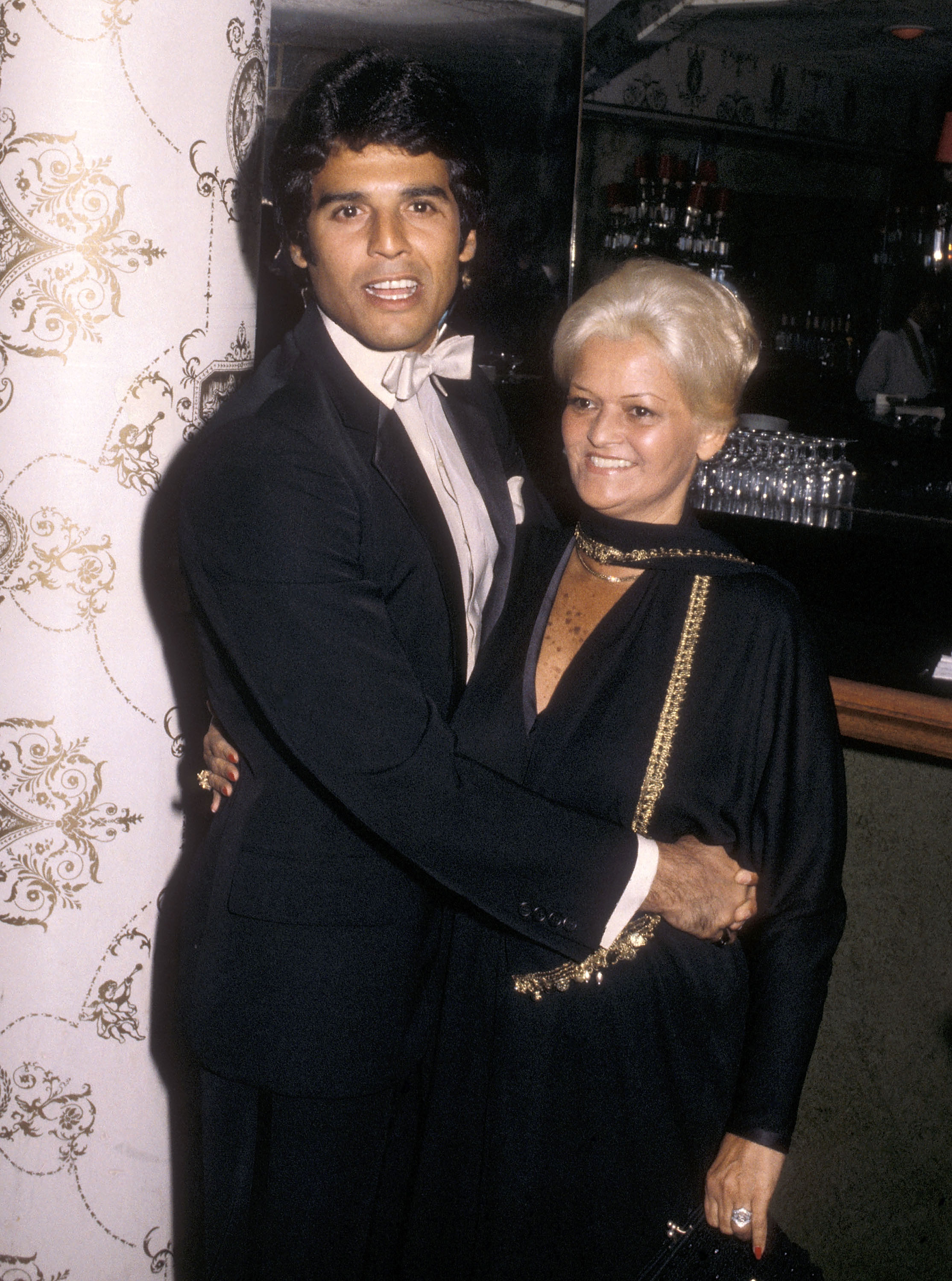 The actor and his mother, Carmen Estrada, on October 7, 1979, at a hotel in Beverly Hills, California. | Source: Getty Images