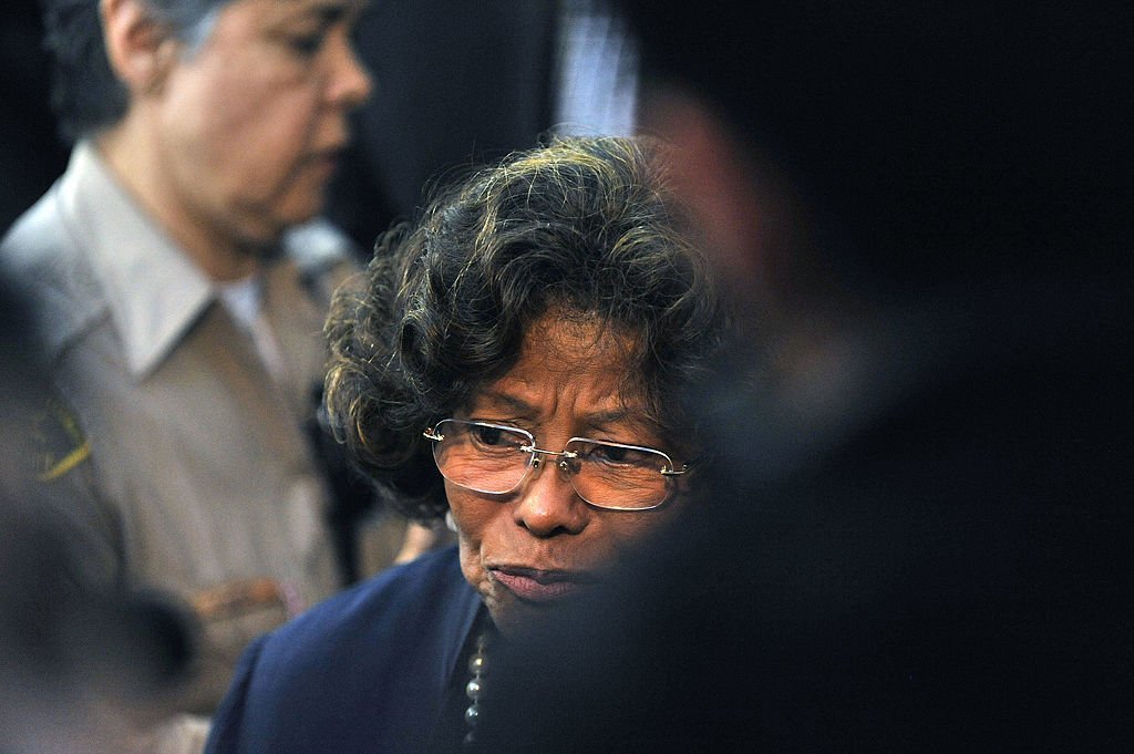 Katherine Jackson verlässt das Gericht nach der Verurteilung von Dr. Conrad Murray am 29. November 2011 vor dem Obersten Gerichtshof von Los Angeles Quelle: Getty Images