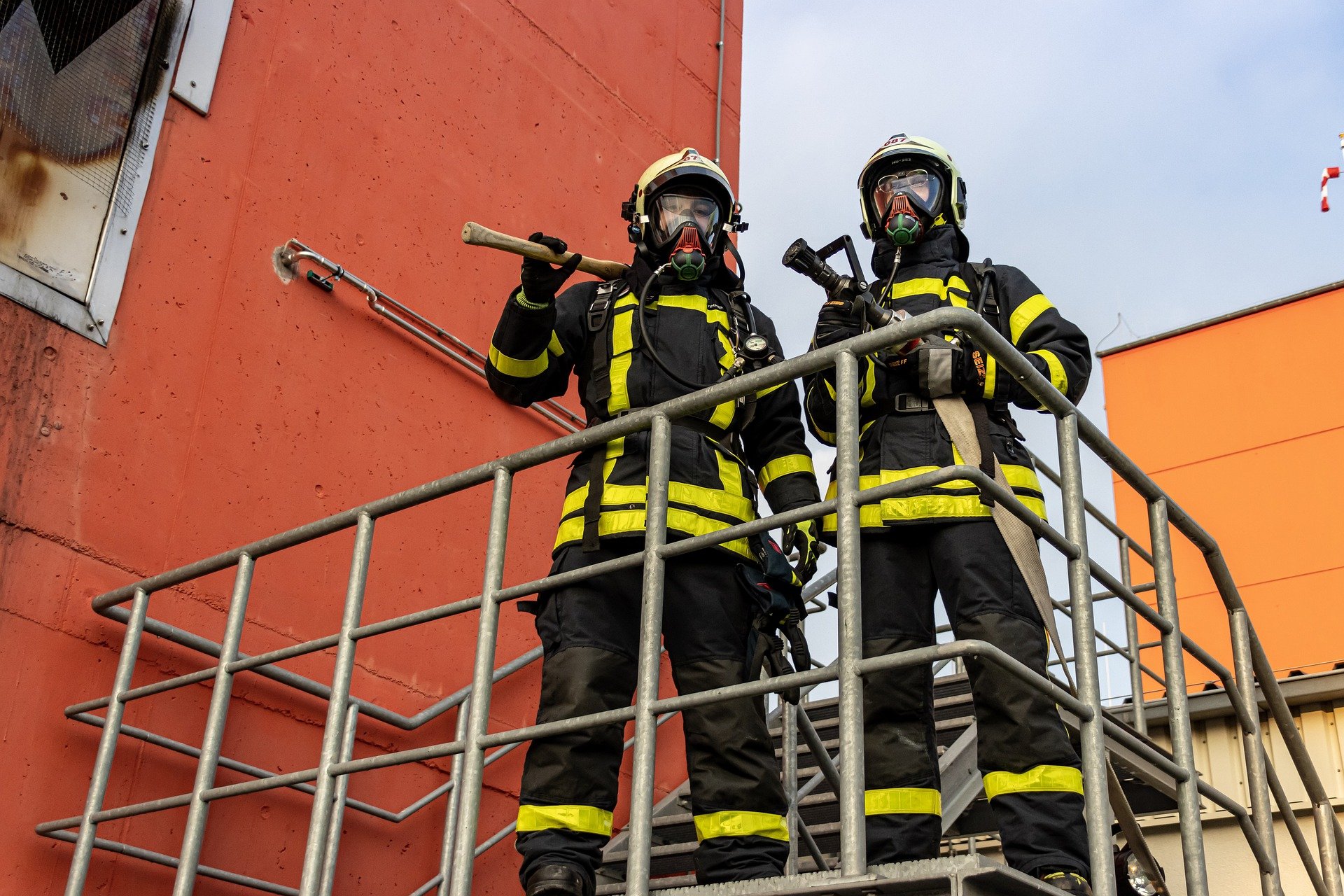 A picture of firefighters responding to an incident | Source: Pixabay