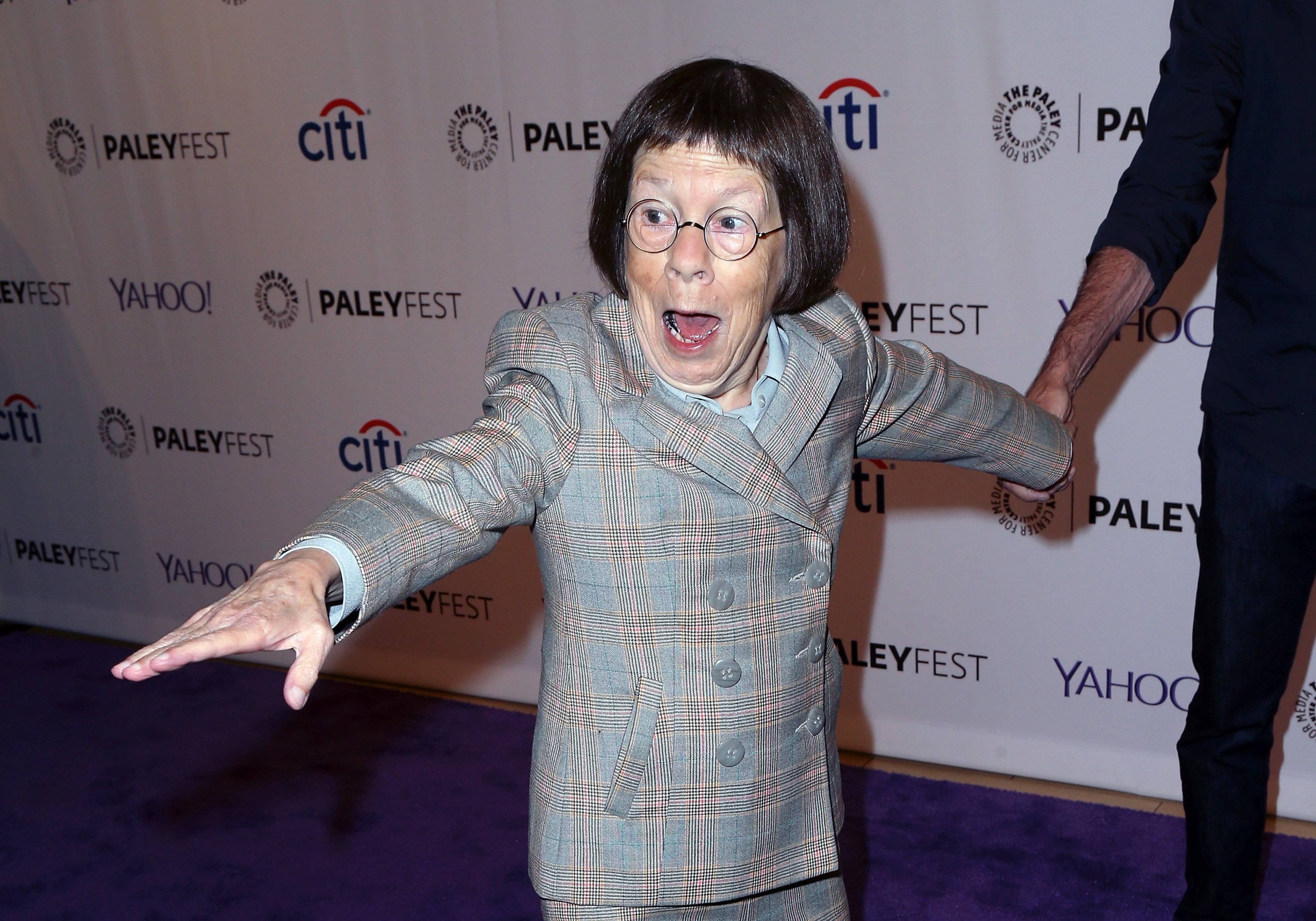 Linda Hunt scherzt bei öffentlichem Auftritt | Quelle: Getty Images/Global Images Ukraine Linda Hunt scherzt bei öffentlichem Auftritt | Quelle: Getty Images/Global Images Ukraine