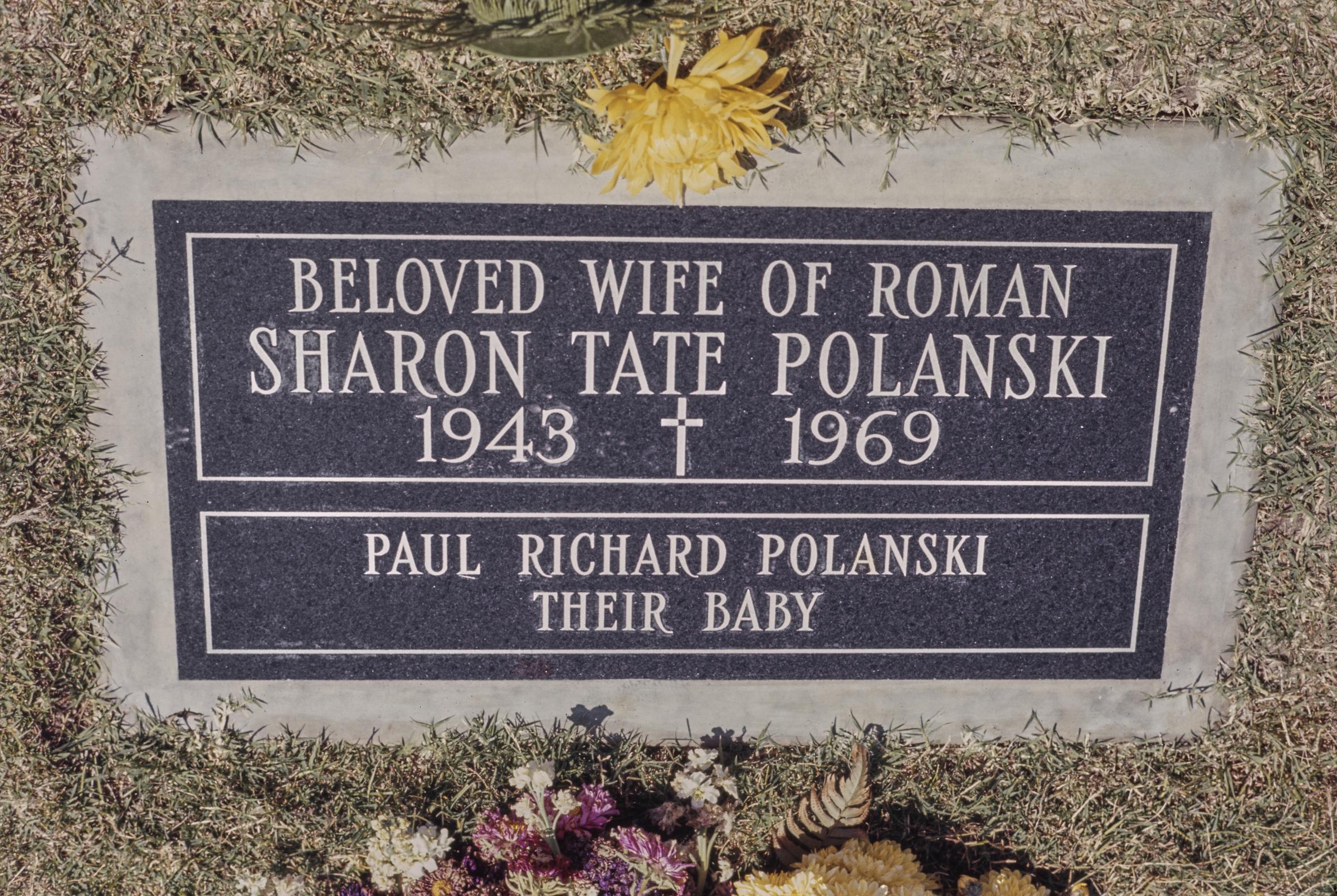 Sharon Tate's grave in Holy Cross Cemetery in Culver City, California. | Source: Getty Images