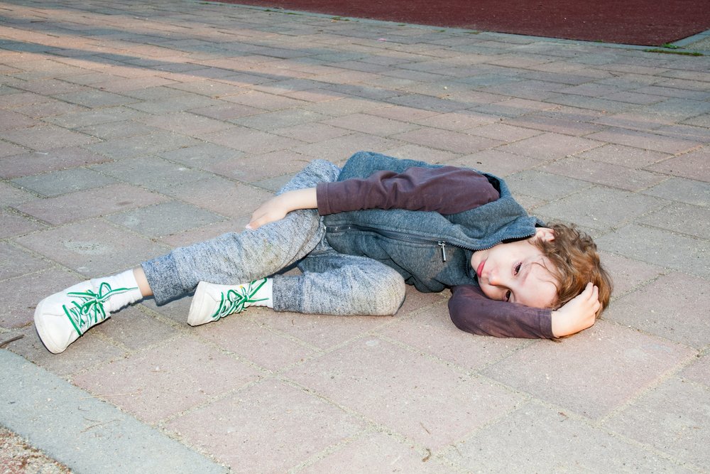 Junge mit gebrochenen Bein. | Quelle: Shutterstock