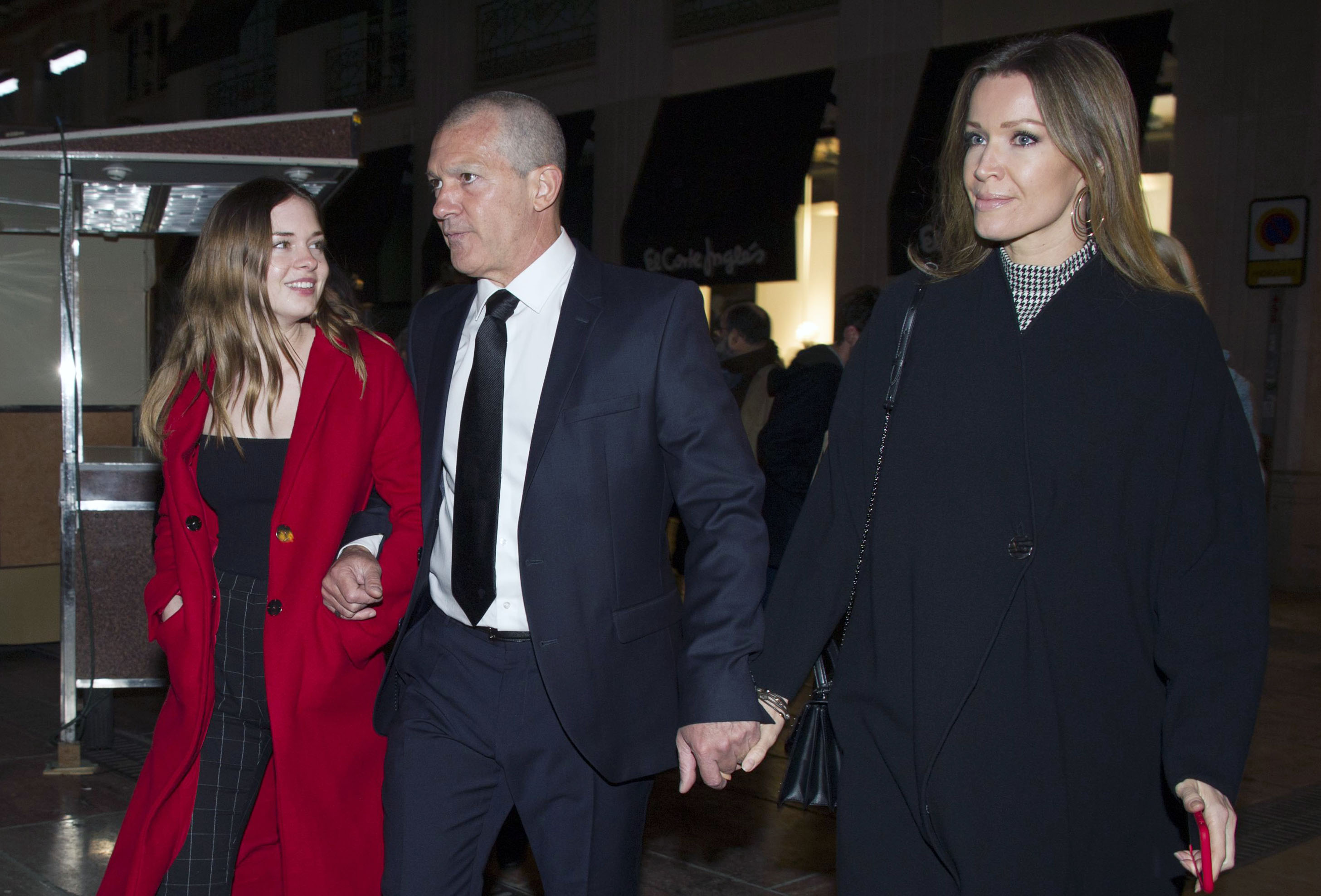 Antonio Banderas, Nicole Kimpel und Stella in Spanien im Jahr 2018 | Quelle: Getty Images