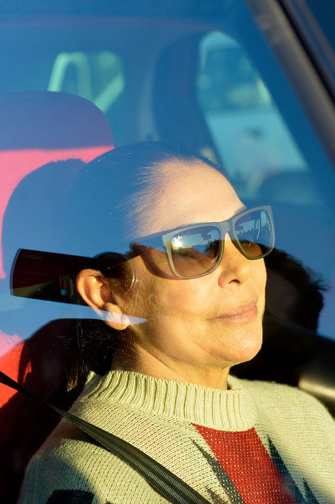 Isabel Pantoja fotografiada mientras se trasladaba en un vehículo. | Foto: Getty Images Isabel Pantoja fotografiada mientras se trasladaba en un vehículo. | Foto: Getty Images