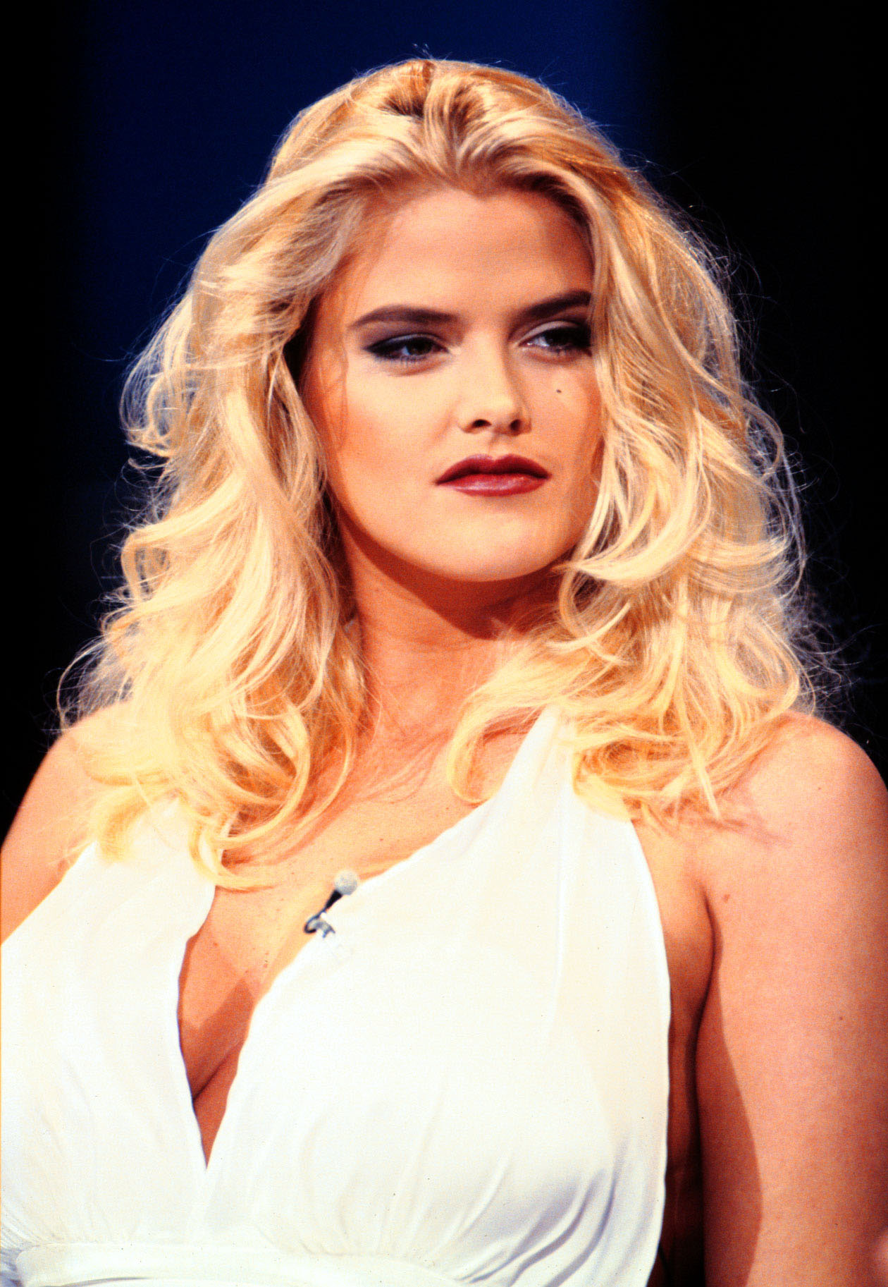 Anna Nicole Smith posing for a portrait, circa 1998 | Source: Getty Images
