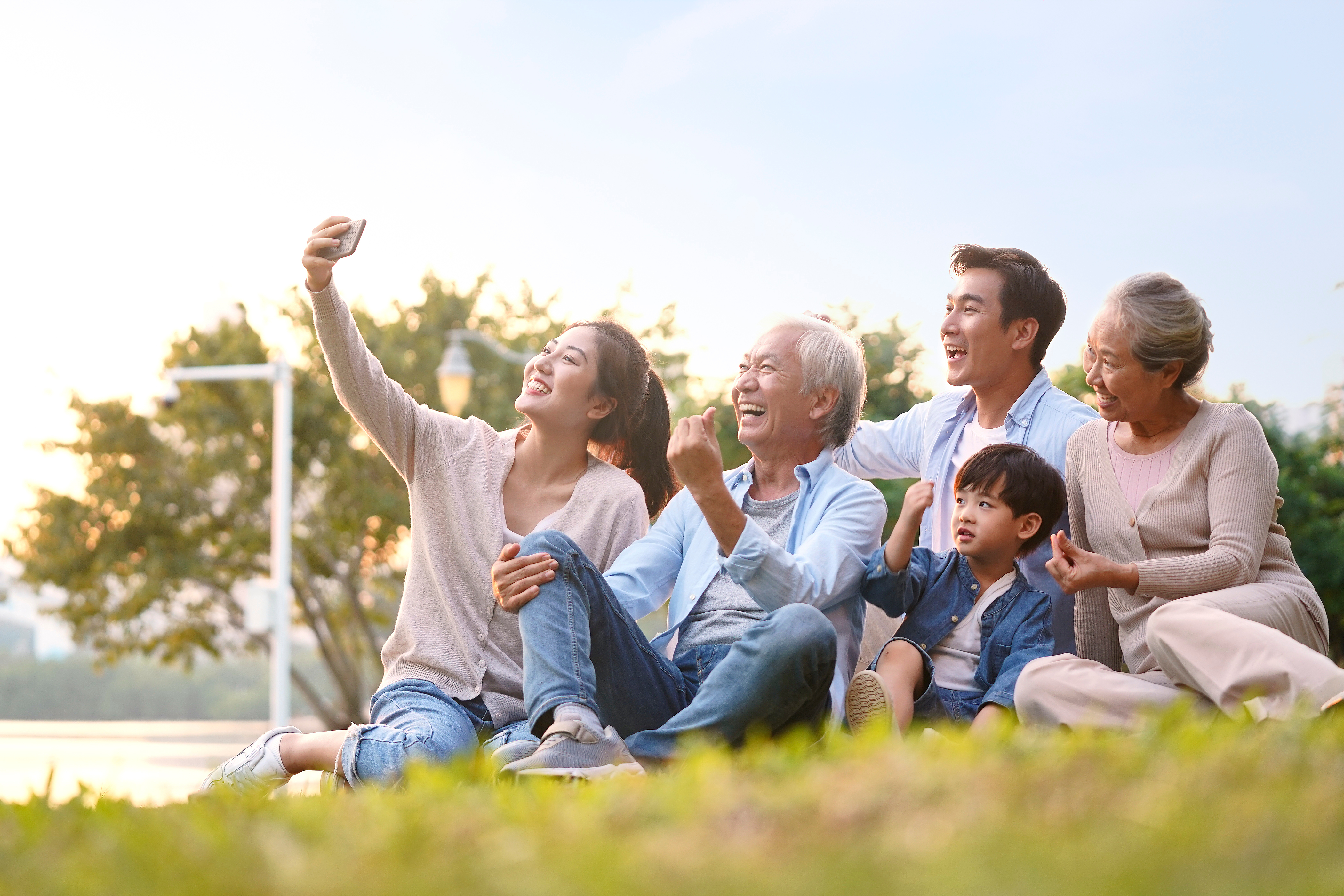 The man cut ties with his parents, who'd rather have his ex-wife and new family in their family gatherings. | Source: Shutterstock