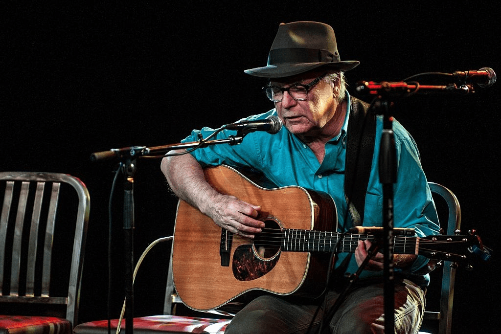 David Olney se produit lors de la tournée en train "West of the West" de Dave Alvin au Soiled Dove à Denver, Colorado, le 23 avril 2015. | Photo : Getty Images
