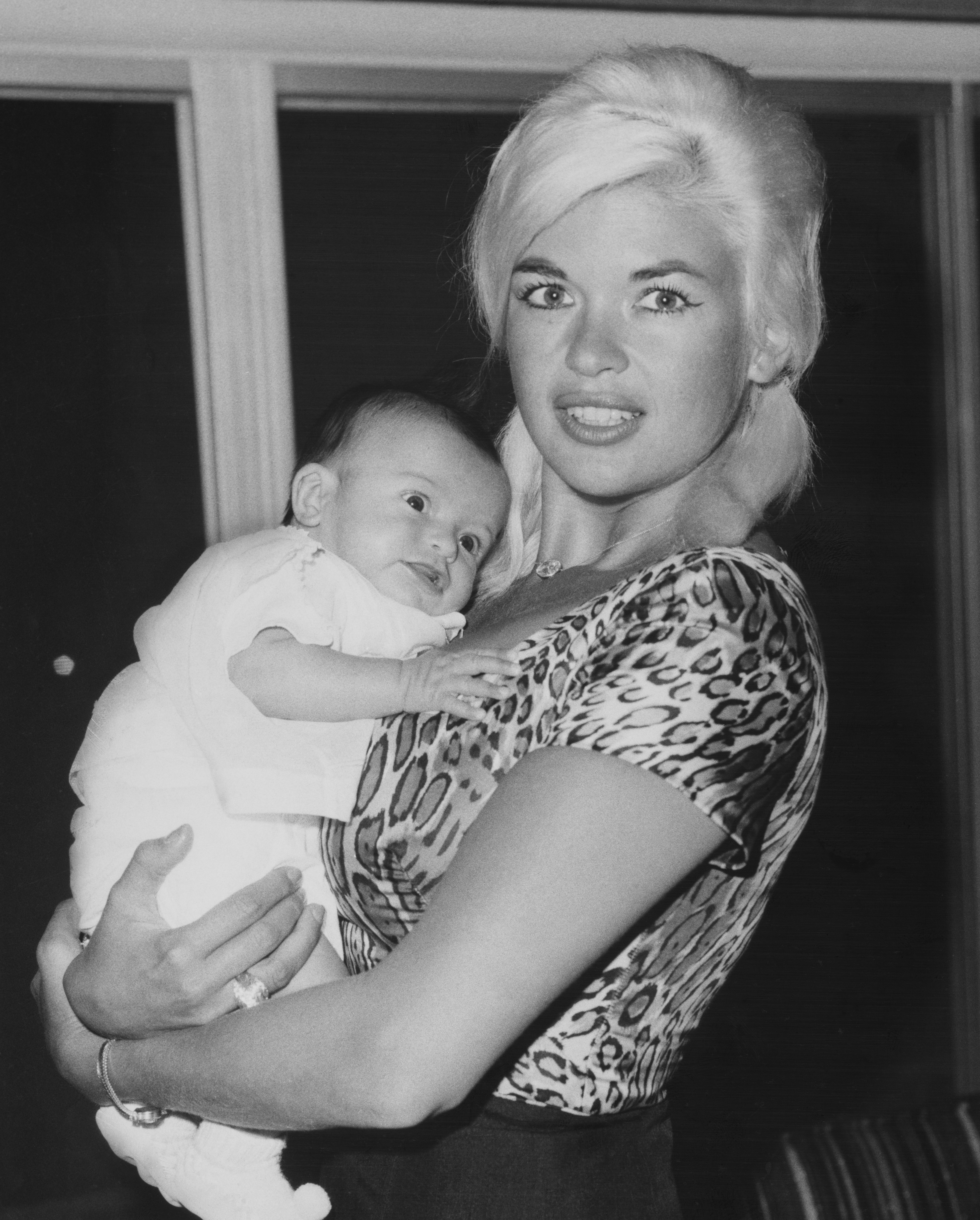 Jayne Mansfield with a six-week-old Mariska Hargitay, in March 1964 | Source: Getty Images
