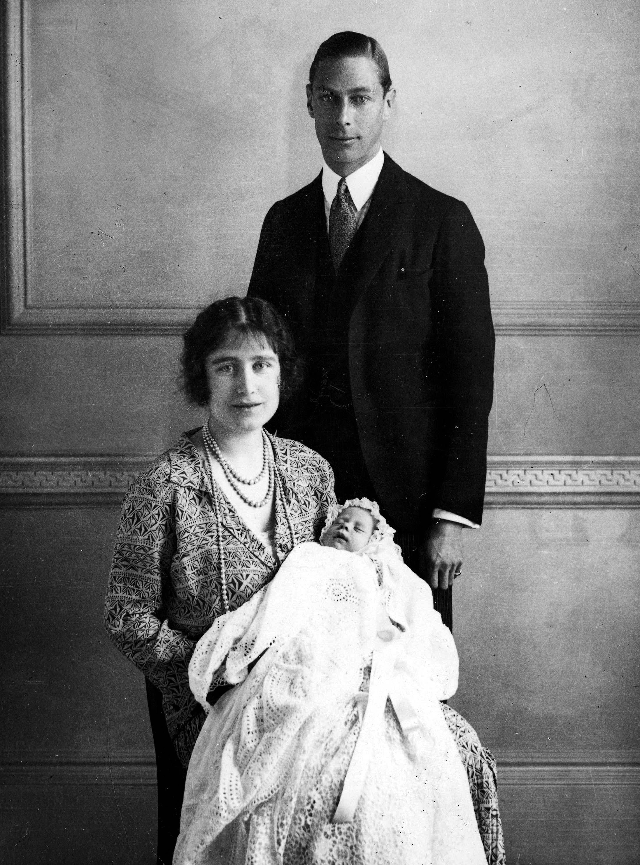 La reina Elizabeth II siendo una bebé en brazos de su madre y junto al rey George. | Foto: Getty Images.