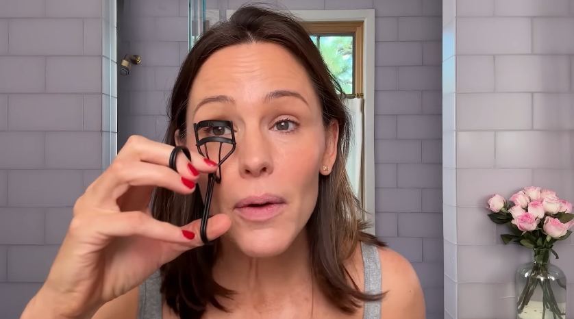 Jennifer Garner curls her lashes as part of her makeup routine for Vogue. | Source: YouTube/Vogue