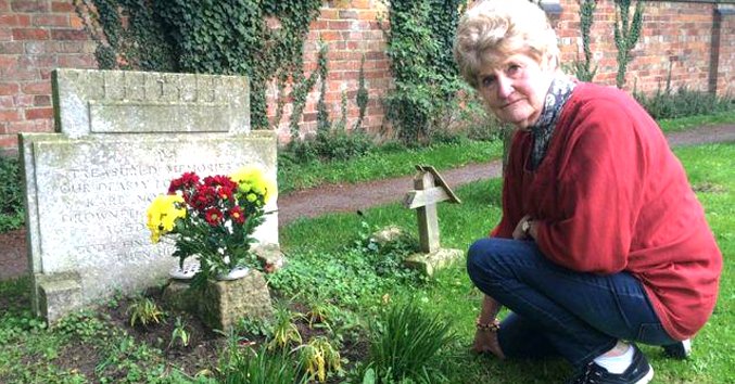 Karl Smith's sister, Ann Kear at Karl Smith's gravestone. | Photo: youtube.com/BBC Stories
