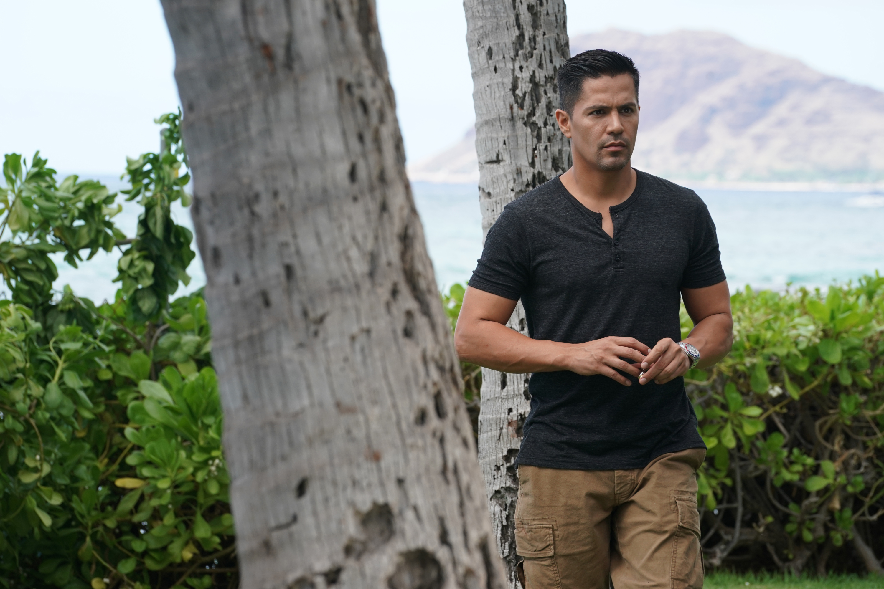 Jay Hernandez on the set of "Magnum P.I.," 2018 | Source: Getty Images