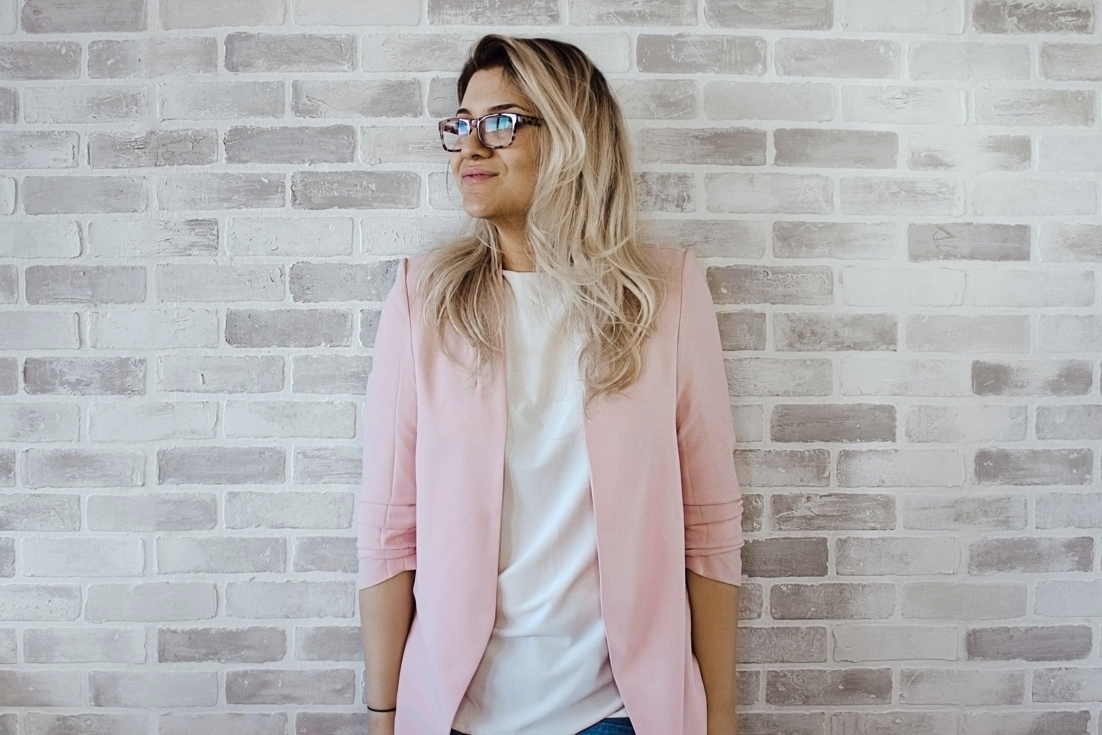 Modelo usando un blazer color rosa pálido. | Foto: Pexels