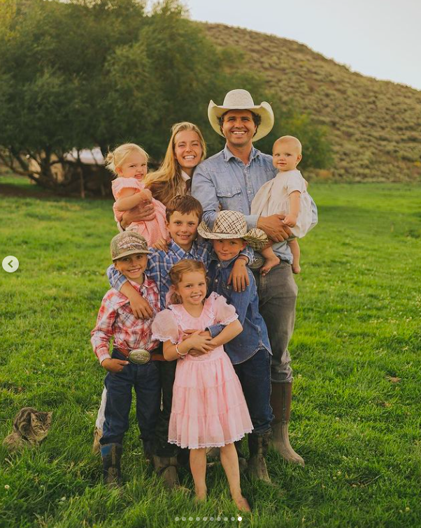 Hannah and Daniel Neeleman with six of their kids, posted on February 18, 2022 | Source: Instagram/hogfathering and ballerinafarm