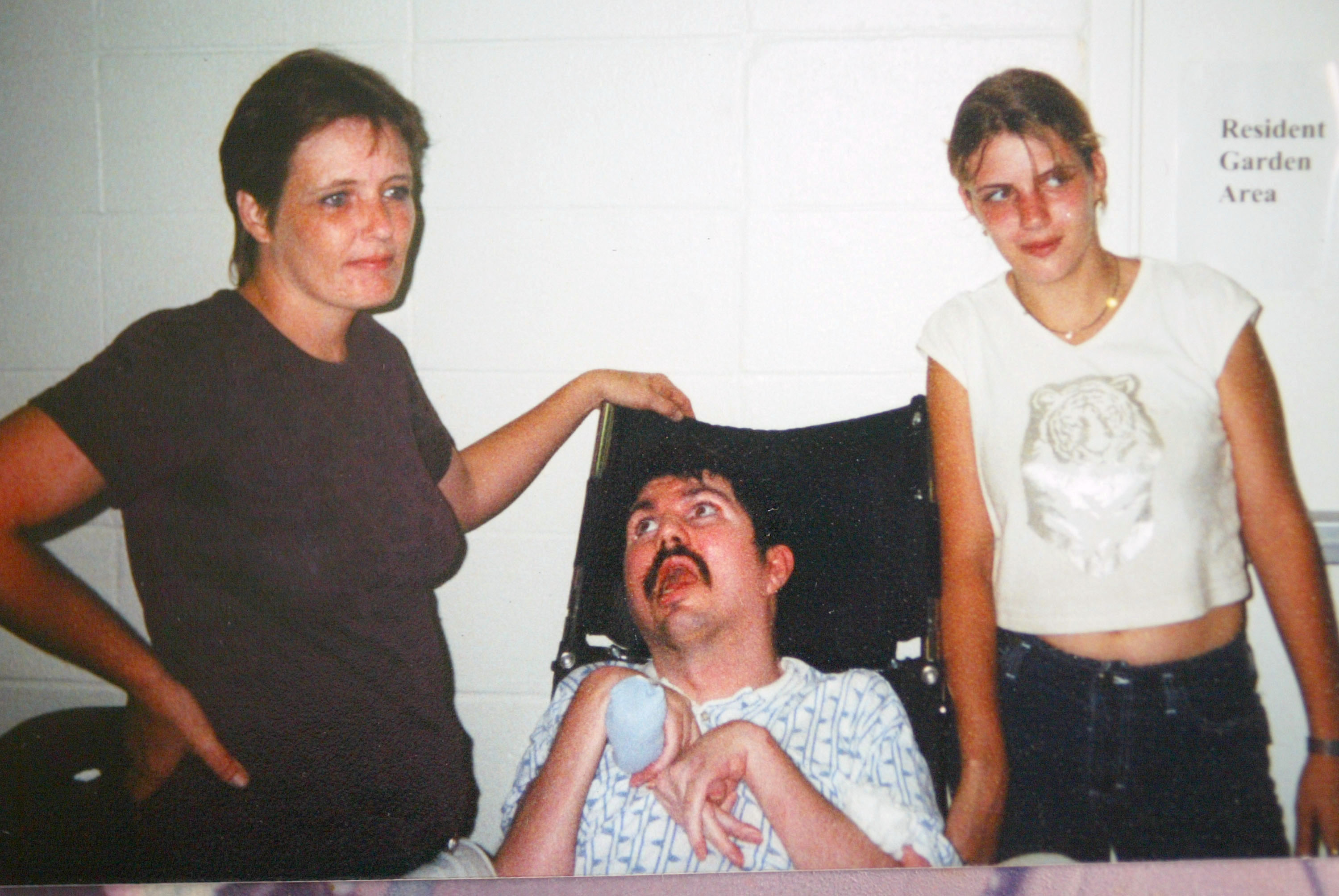 Terry Wallis mit seiner Frau Sandra und Tochter Amber in Arkansas im Jahr 2002 | Quelle: Getty Images