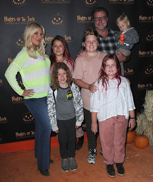 Tori Spelling, Dean McDemott and children arrive for Nights Of The Jack Friends & Family VIP Preview Night held at King Gillette Ranch | Photo: Getty Images