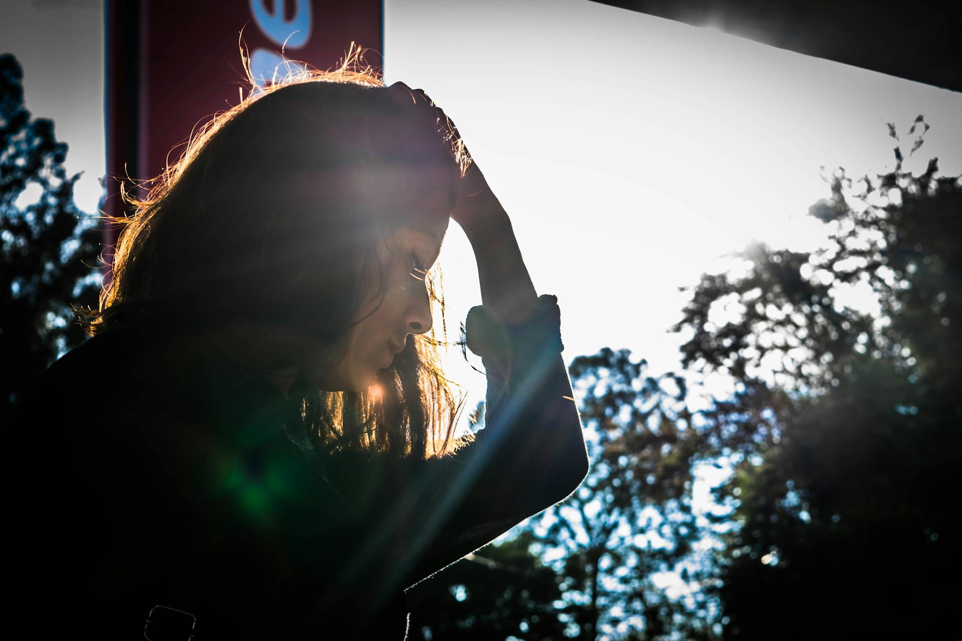 A sad woman walking alone | Source: Pexels