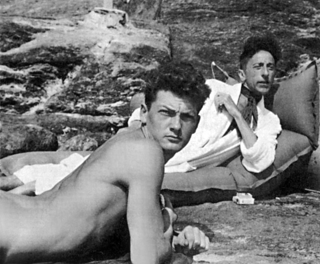 Jean Cocteau et Jean Marais à la plage à Pramousquier en 1938. l Source  Getty Images