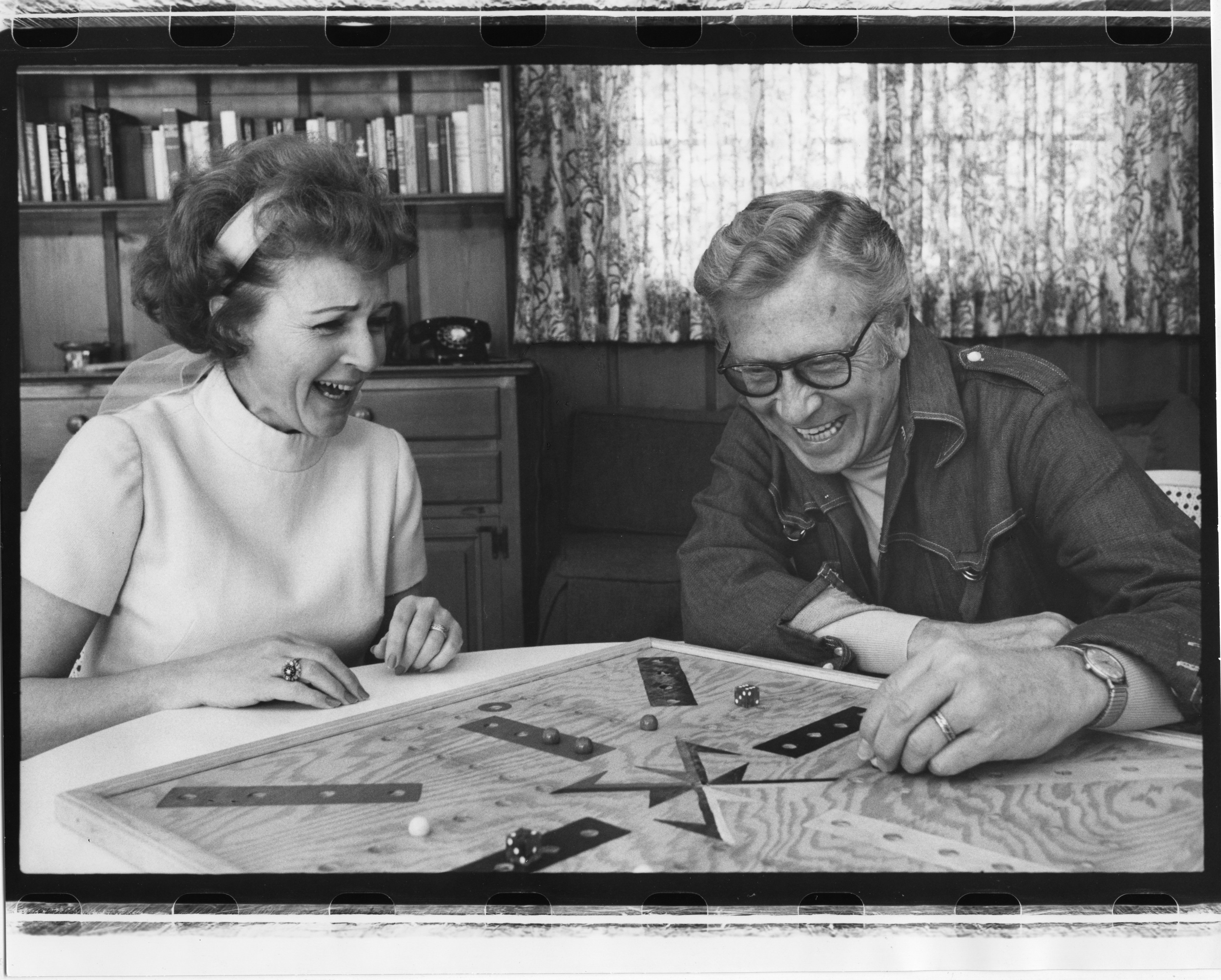 Betty White y Allen Ludden en el set de "Password" en 1972. | Foto: Getty Images