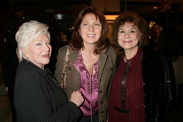 Line Renaud, Véronique Genest et Claire Maurier assistent à la 100e représentation de la pièce "Toc Toc". | Photo : Getty Images