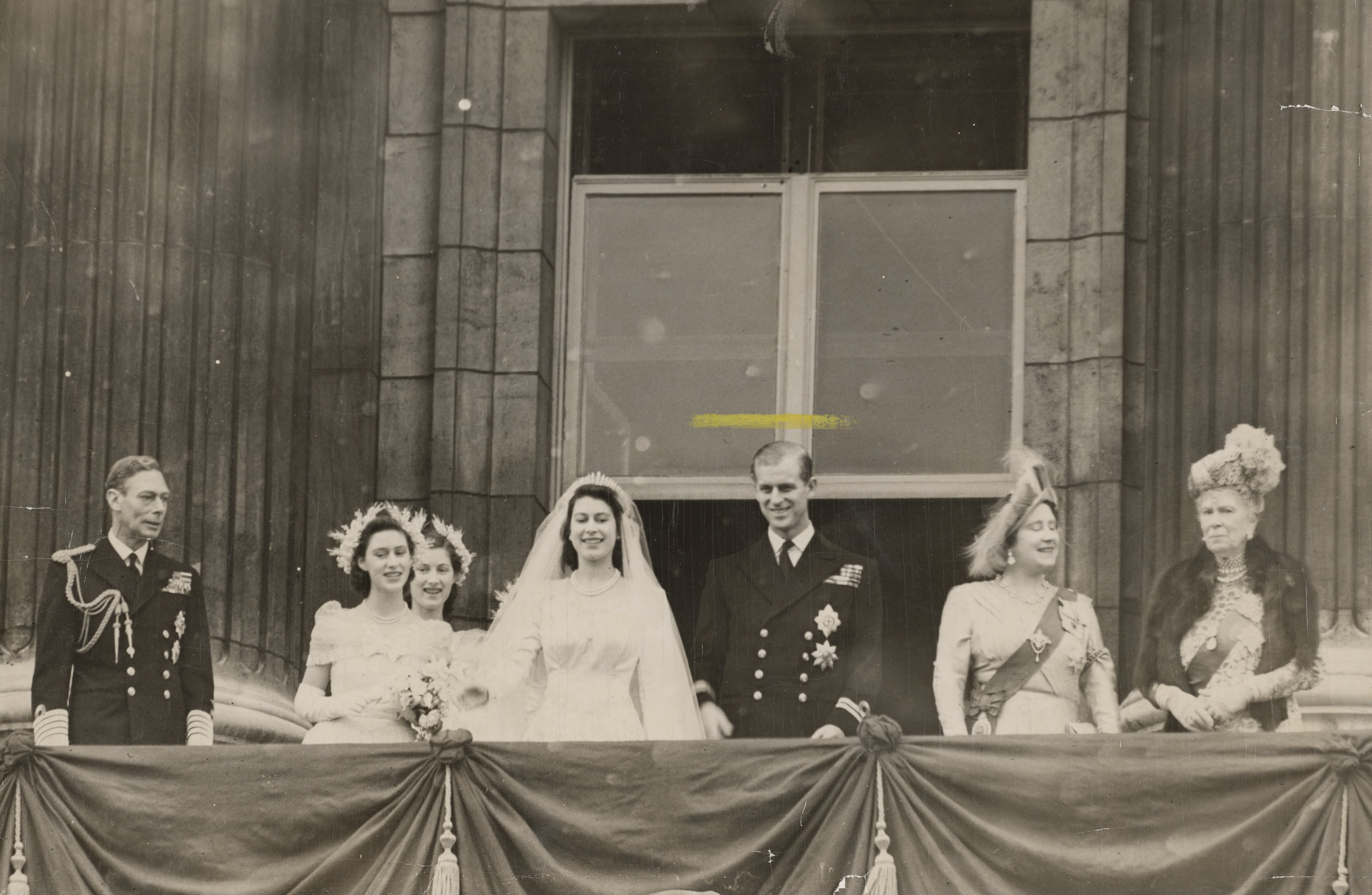 Prinzessin Elizabeth und Philip Mountbatten mit König George VI., Prinzessin Margaret, Lady Mary Cambridge, Königin Elizabeth (spätere Königinmutter) und Königin Mary im Buckingham Palace in London am 20. November 1947 | Quelle: Getty Images