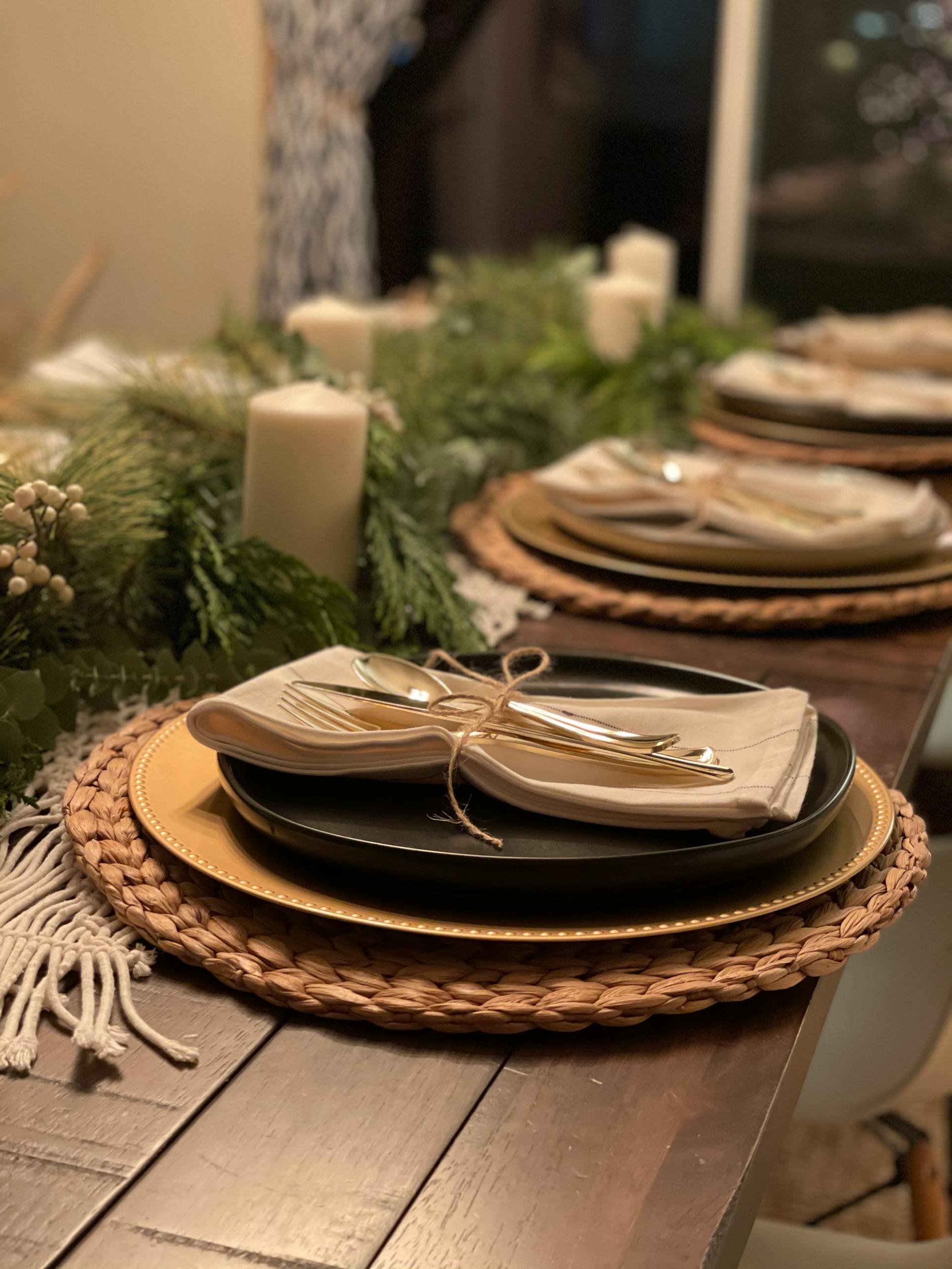 A photo showing silverware and napkins lying on a dinner table | Source: Pexels