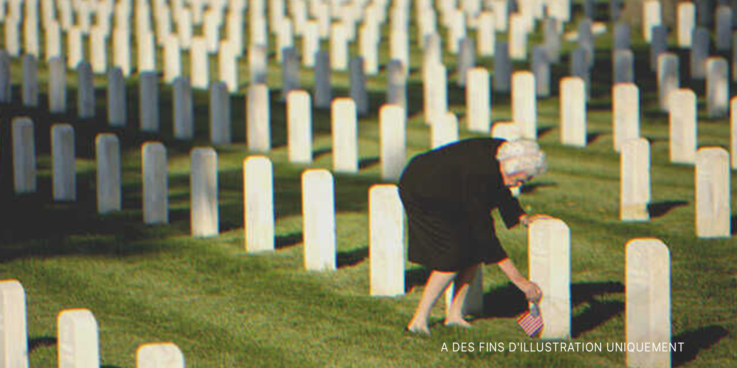 Une vieille dame se rendant sur la pierre tombale de son fils. | Source : Getty Images