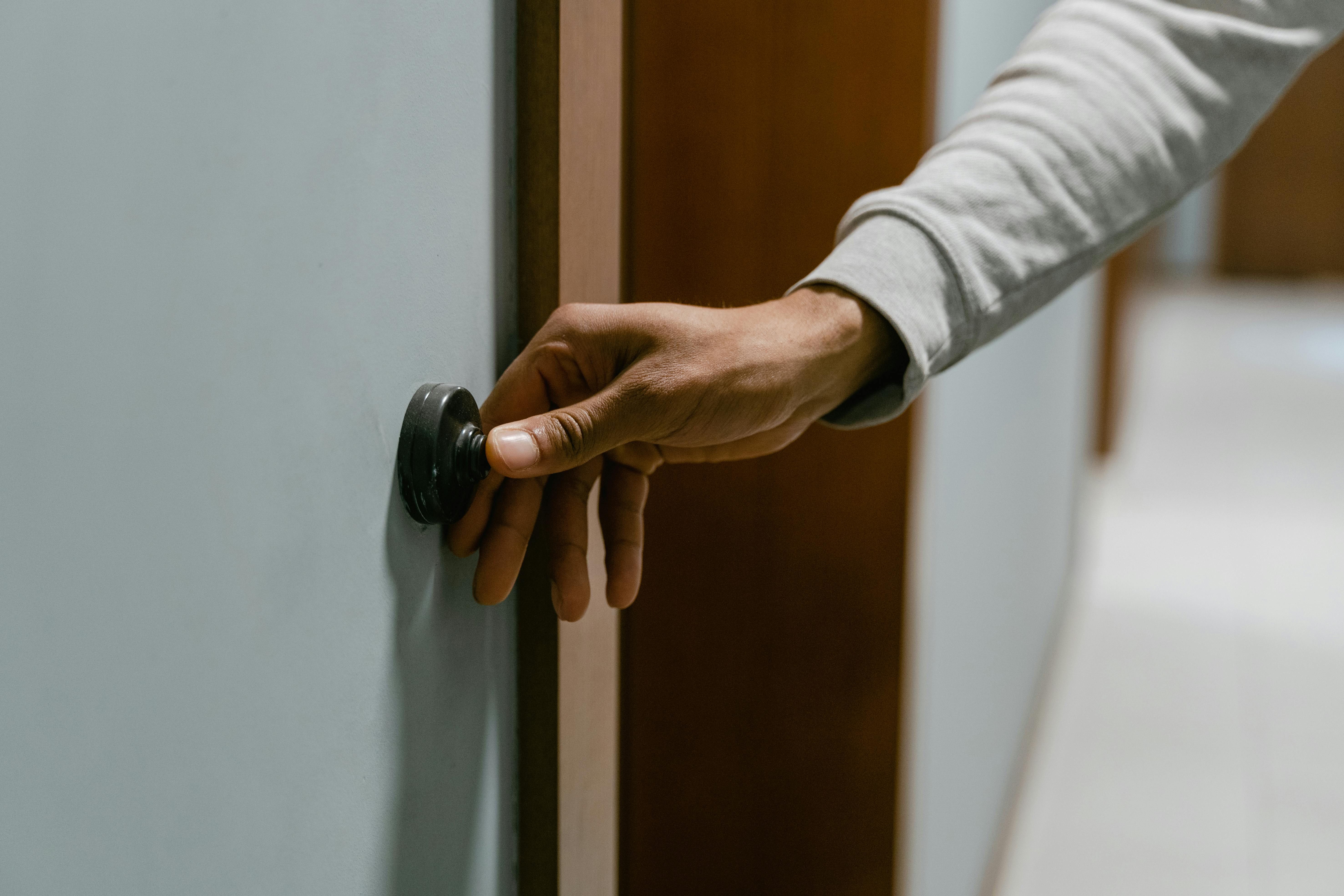 A person ringing the doorbell | Source: Pexels