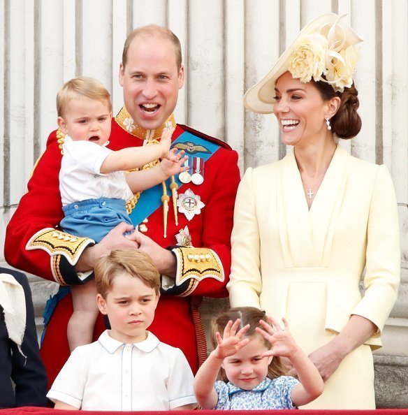 Le prince William, la duchesse de Cambridge, le prince Louis de Cambridge, le prince George de Cambridge et la princesse Charlotte de Cambridge regardent un défilé aérien le 8 juin 2019 à Londres, Angleterre | Photo : Getty Images