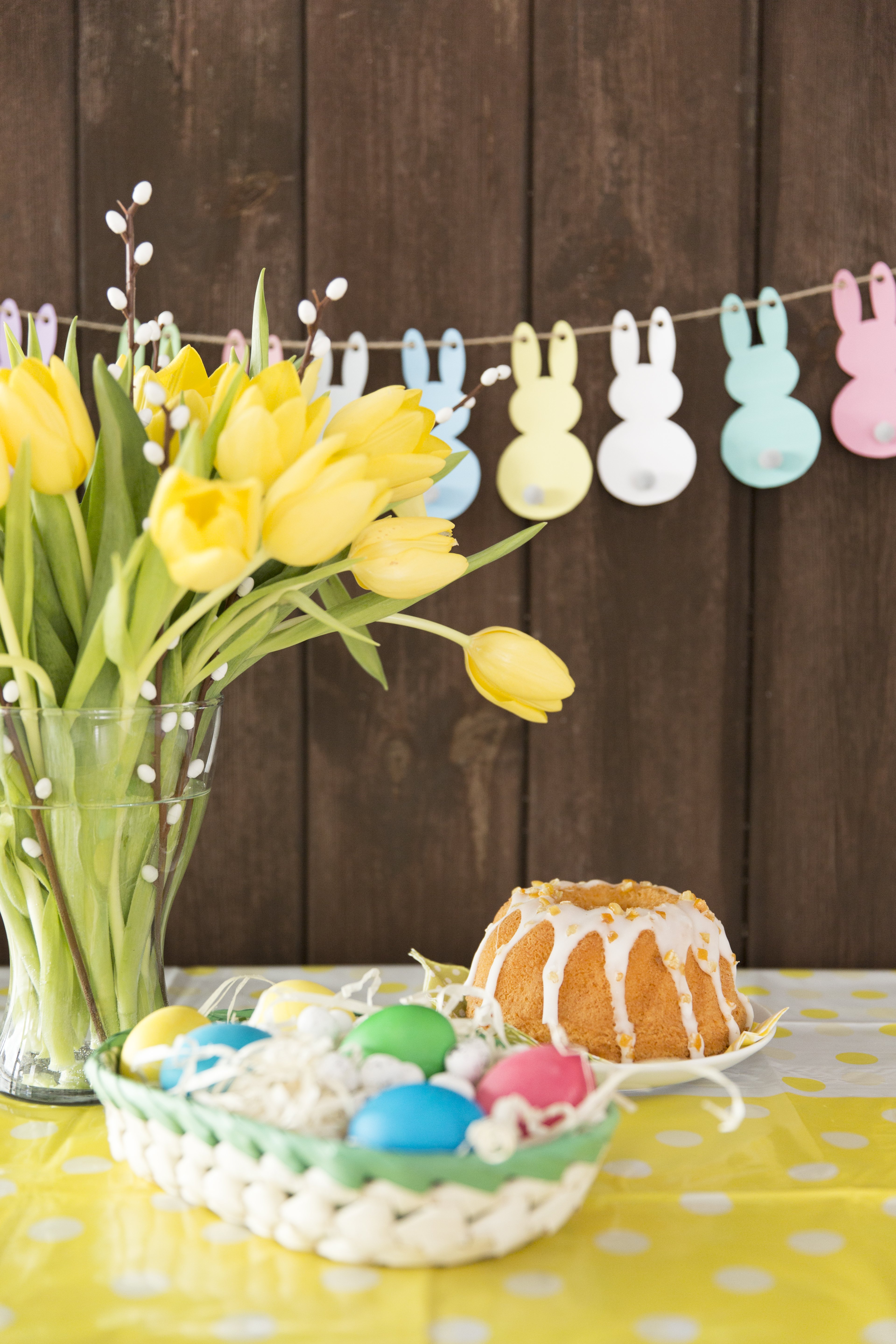 Painted eggs and carrot cake with Easter decorations. | Source: Freepik