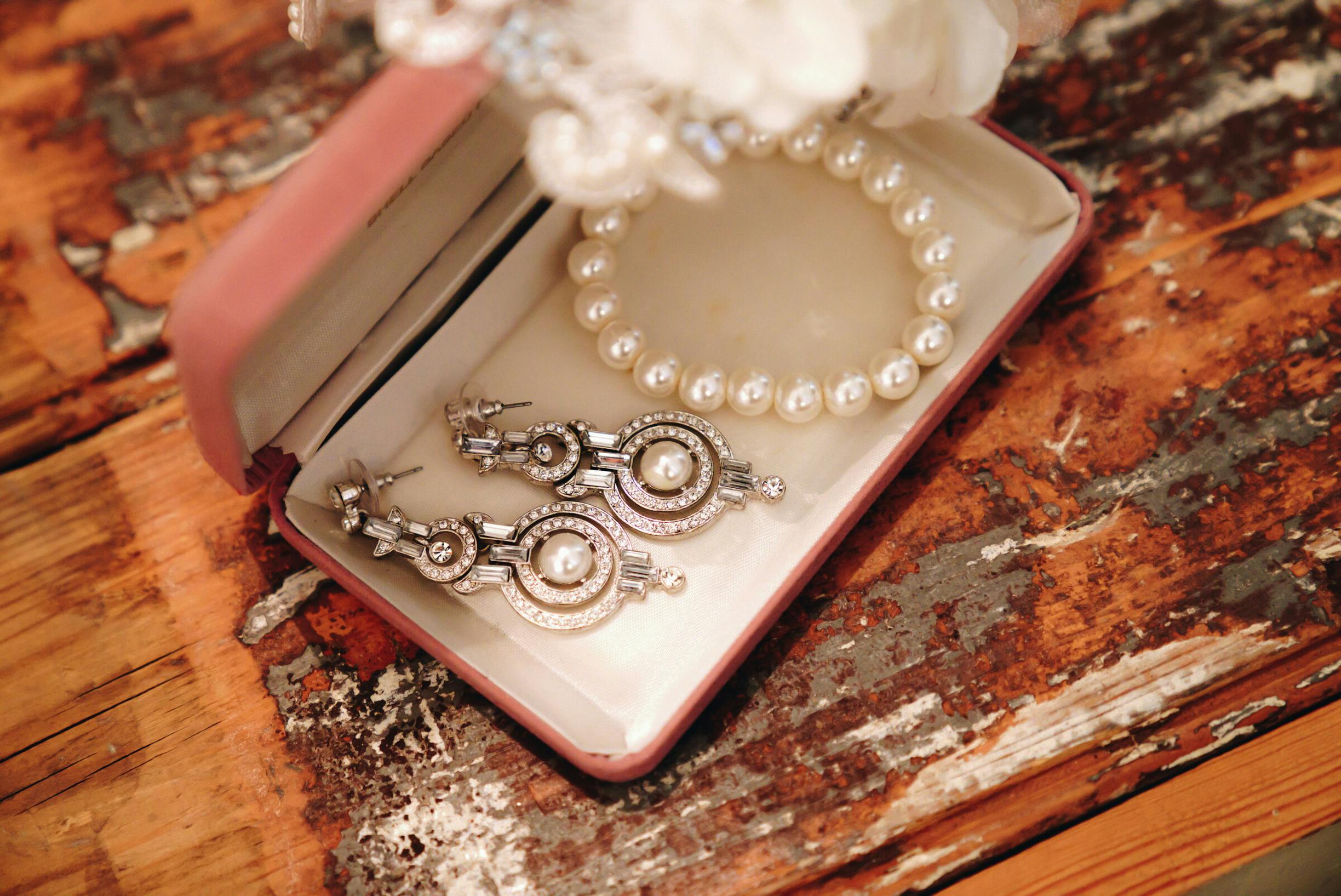 An open jewelry box | Source: Pexels