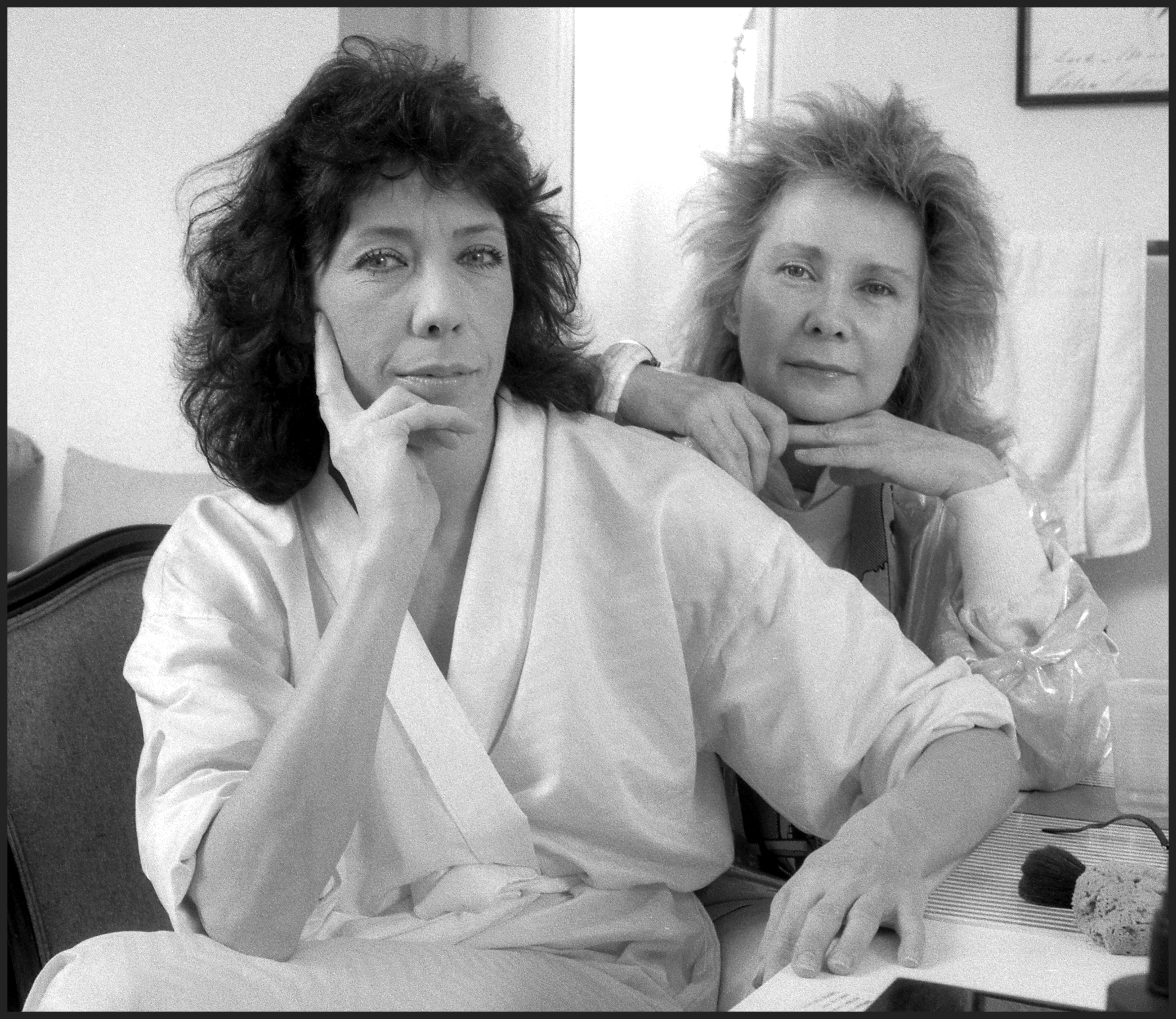 Lily Tomlin and Jane Wagner pose in their dressing room at the Plymouth Theater, New York, NY, 1986. | Source: Getty Images