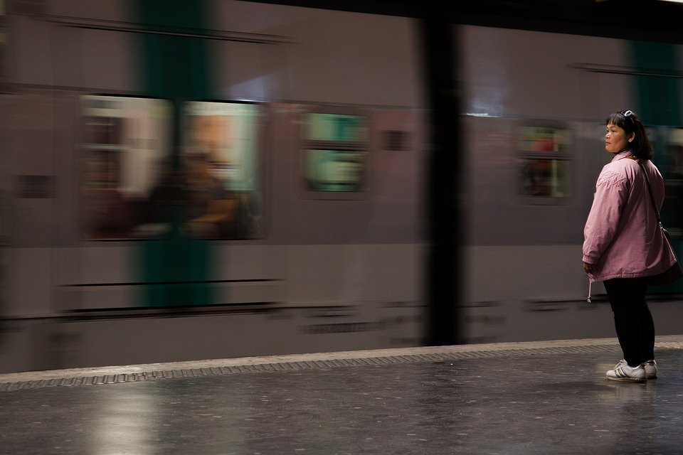 Mujer parada en plataforma frente al metro. | Imagen: Pixabay Mujer parada en plataforma frente al metro. | Imagen: Pixabay