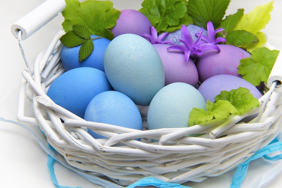 Huevo en cesto pintados de azul y púrpura. | Imagen: Pixabay