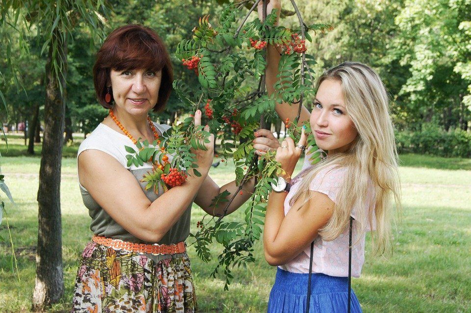 Madre e hija en jardín. | Imagen: Pixabay