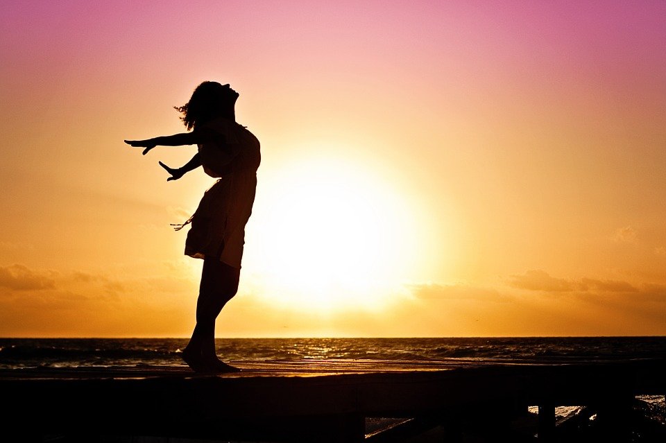 Mujer frente al amanecer.| Imagen: Pixabay Mujer frente al amanecer.| Imagen: Pixabay