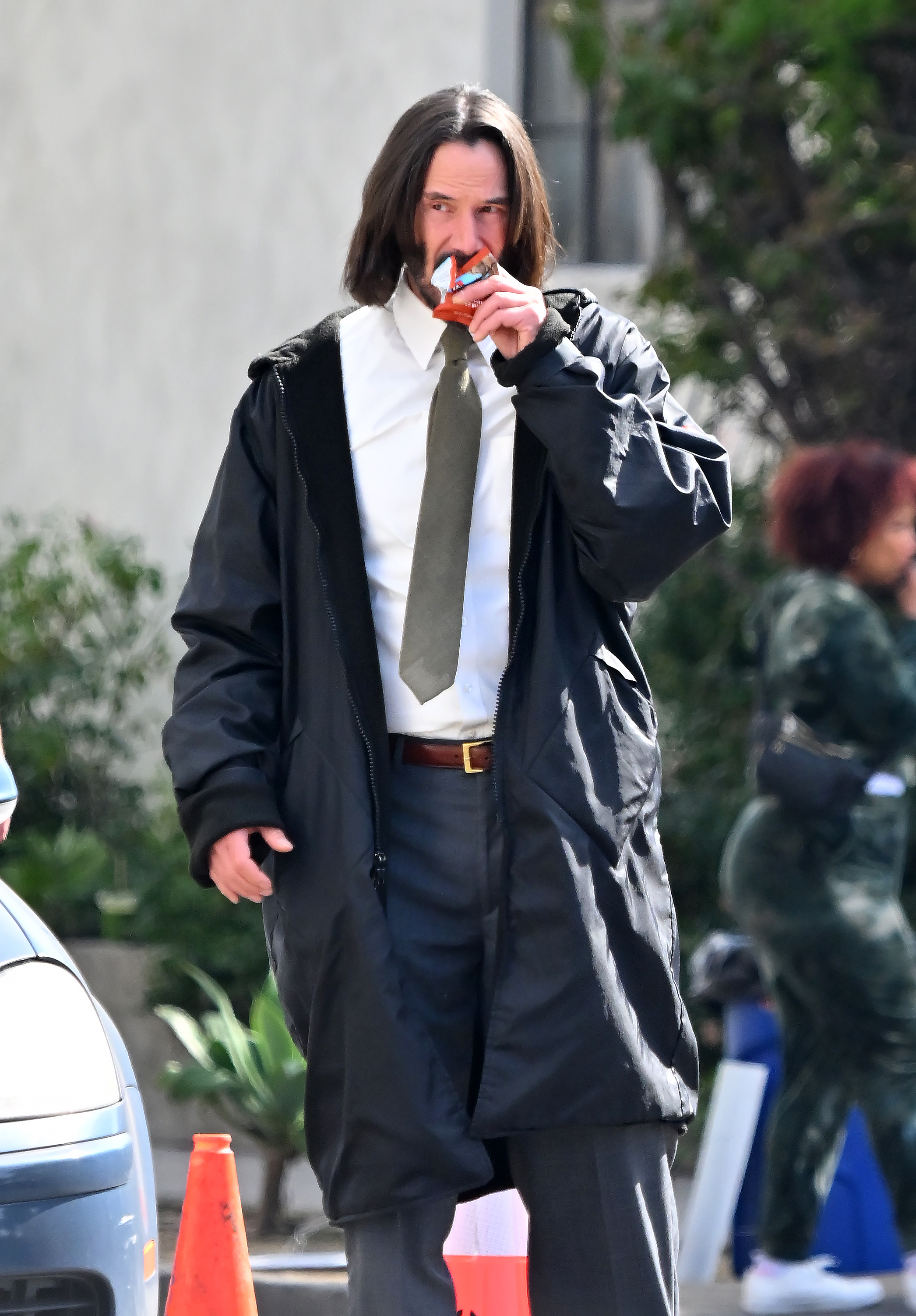 Keanu Reeves spotted eating on the set of "Good Fortune" in Los Angeles, California on February 29, 2024 | Source: Getty Images