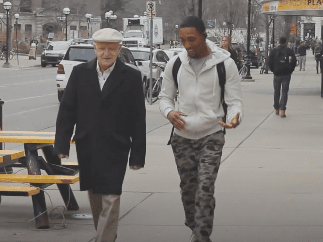 A student helped an elderly man with cancer to raise money to pay his home mortgage | Photo: Youtube/KeepItJay