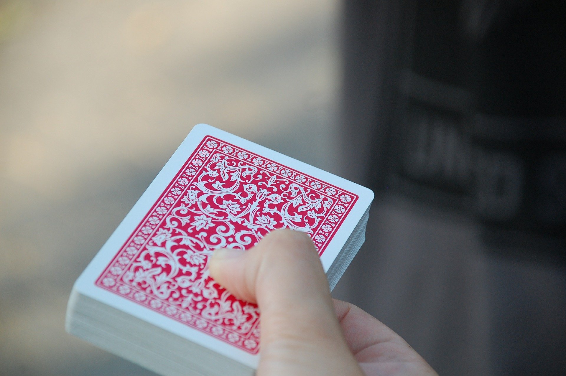 Man holding out a deck of cards. | Source: Pixabay