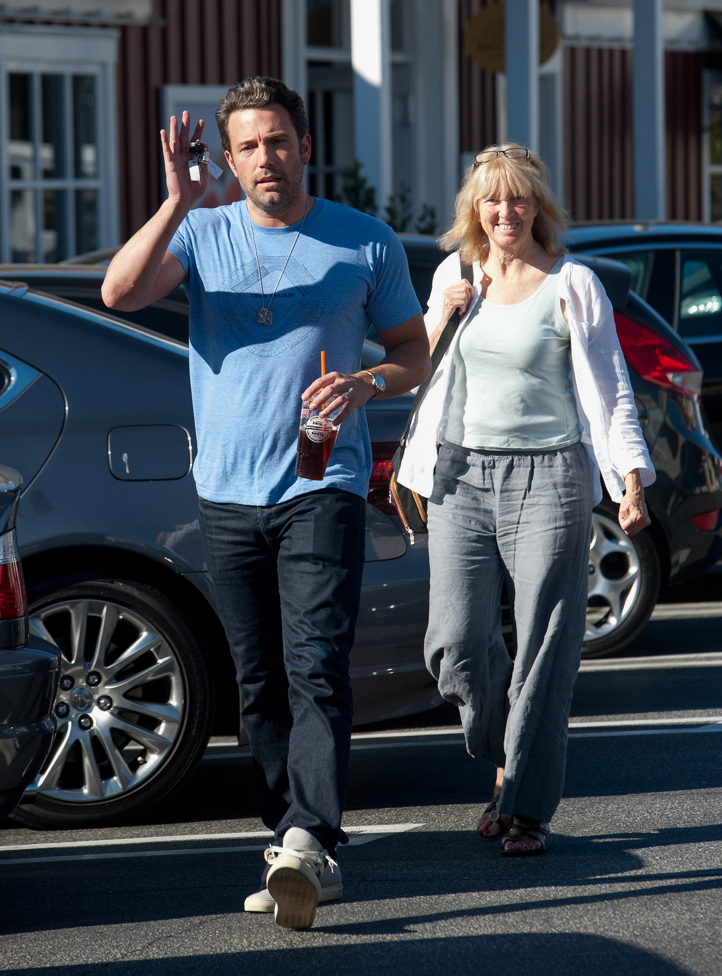 The matriarch of the family passed away. In this photo, Ben Affleck and his mother Chris Anne were seen on October 3, 2014, in Los Angeles, California. | Source: Getty Images